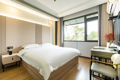 泸州雪梨树主题酒店(水井沟步行街店)