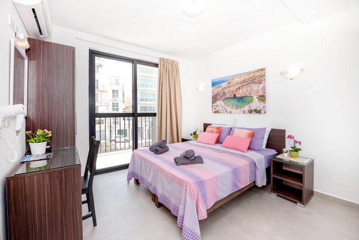 GetawaysMalta - Harbour Lights Seafront Penthouse with Terrace St Paul's Bay