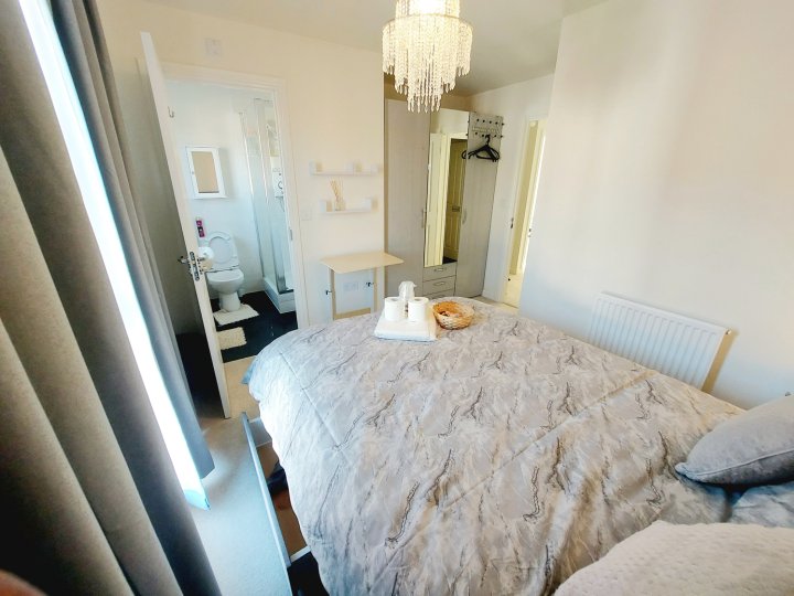 Ensuite Double Room, Full Kitchen, in 3-Bed Home