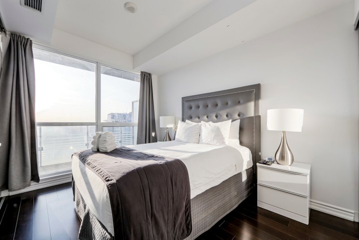Breathtaking City Views Spacious Fully Furnished Condo - Sleeps 6, Free Parking