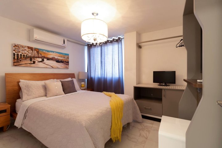 Havana Ocean View Apartments : Nenita