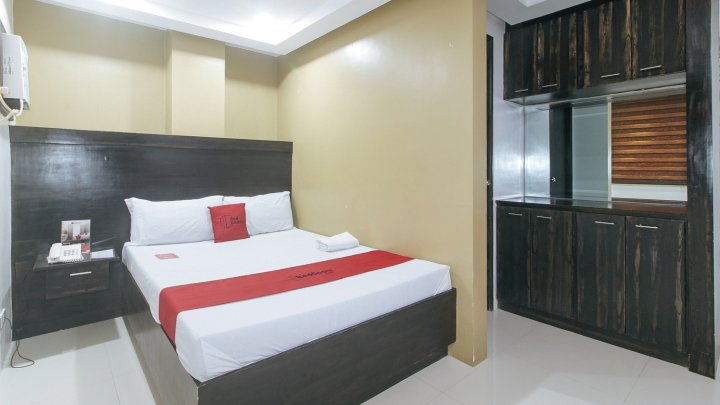 RedDoorz @ JQV HOTEL Camarin Caloocan酒店(RedDoorz @ JQV HOTEL Camarin Caloocan)
