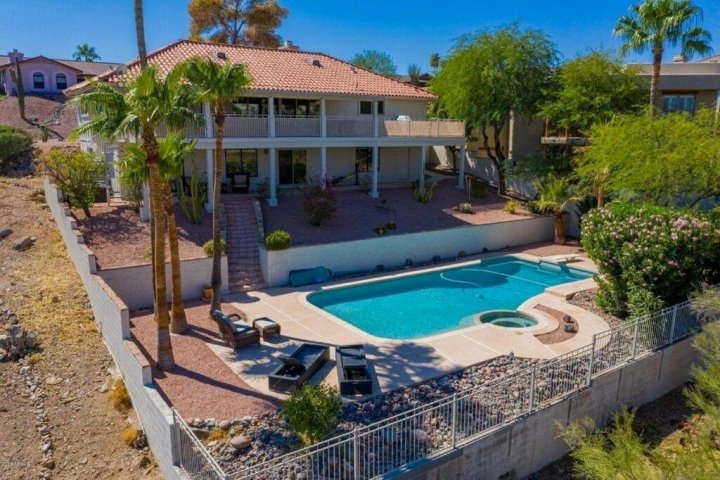 Spacious Hillside 5 Bdrm with Pool and Views