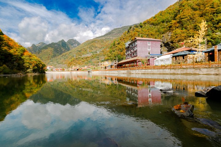 黑水七彩湖山荘