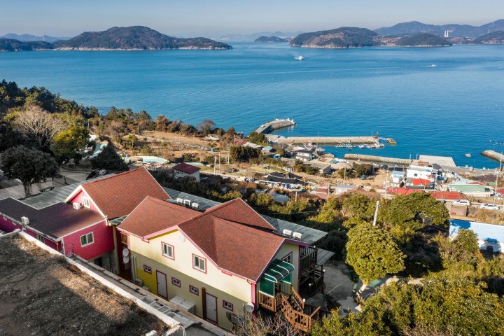 Yeosu Geumo Island Village Pension (Former Dongbaekgol)