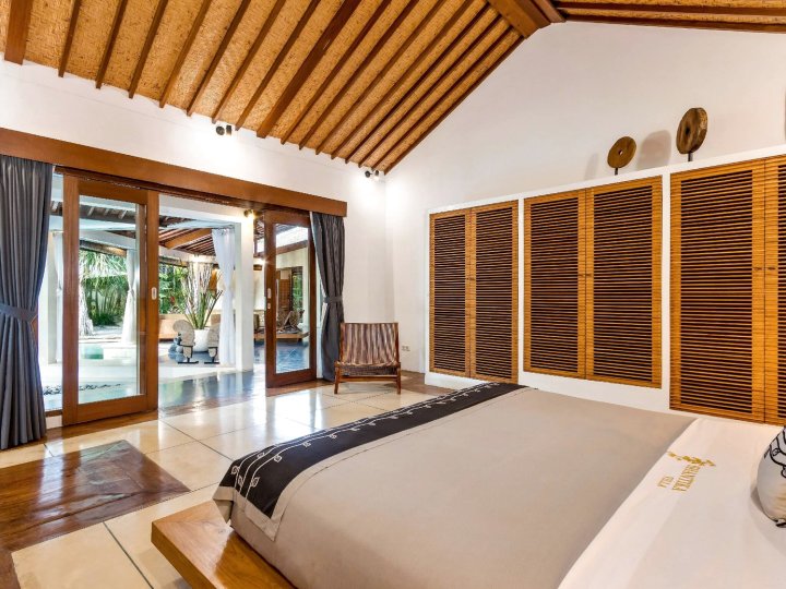 "Seminyak豪华巴厘岛三卧室别墅 - 热门之选！"("luxury Balinese 3-Bedroom Villa in Seminyak - A Popular Choice!")