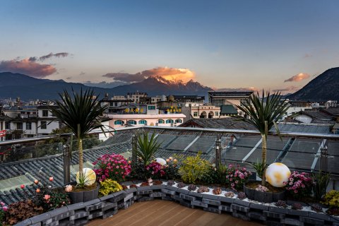 丽江古城大水车·忆梦尘风日照金山雪山观景客栈