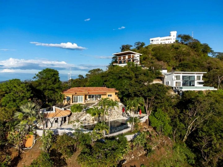2-Bedroom Mountaintop Apartment with Incredible Ocean View