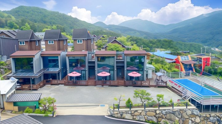 Gapyeong Gentry Pension (Spa, Private BBQ)