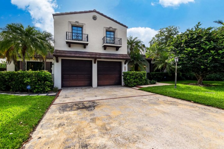 Grand Oceanfront Dream 3 Bedrooms 2 Bathrooms in Las Olas Walk to the Beach