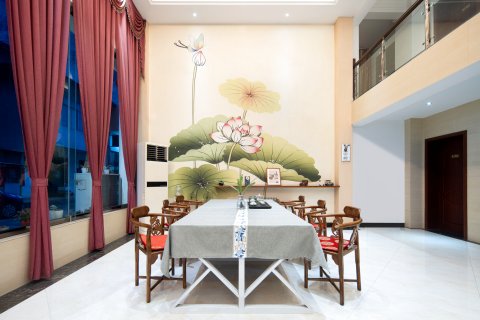 鸿运阁酒店(峨眉山旅游客运中心报国寺店)