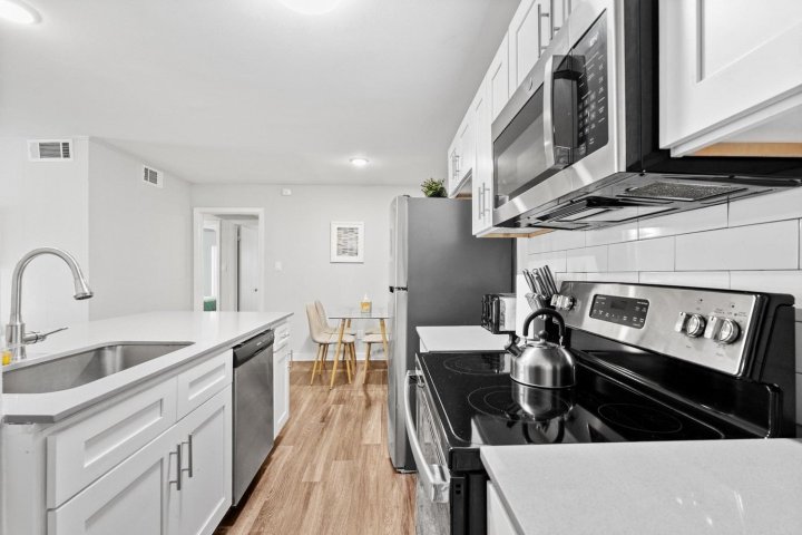 Modern 2Br Near UT | Hyde Park | Evonify