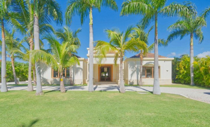 5BDR luxury villa, pool, golf view, near beach