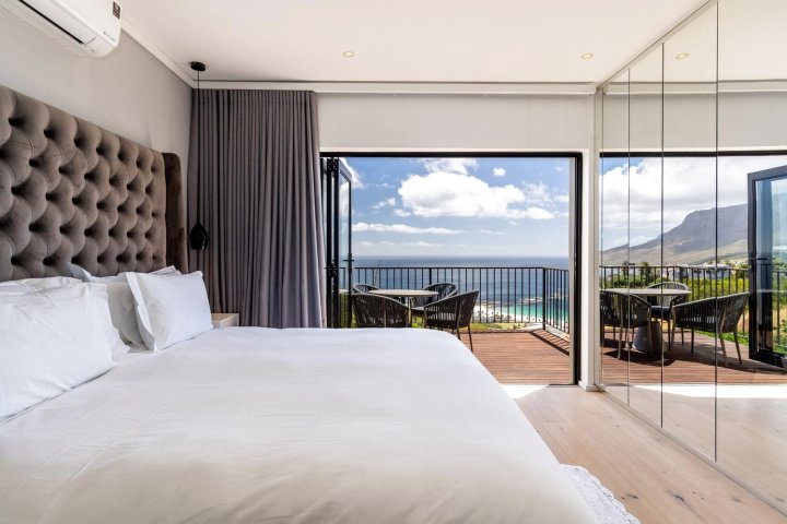 Camps Bay Nest - Townhouse with Ocean Views