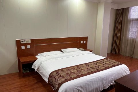 沂南京中忆家假日酒店