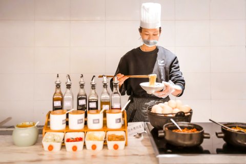 成都高新亚朵酒店