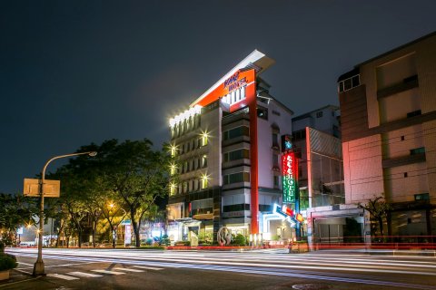 台南永华春休闲商务旅馆(Yung Hwa Chun Hotel)