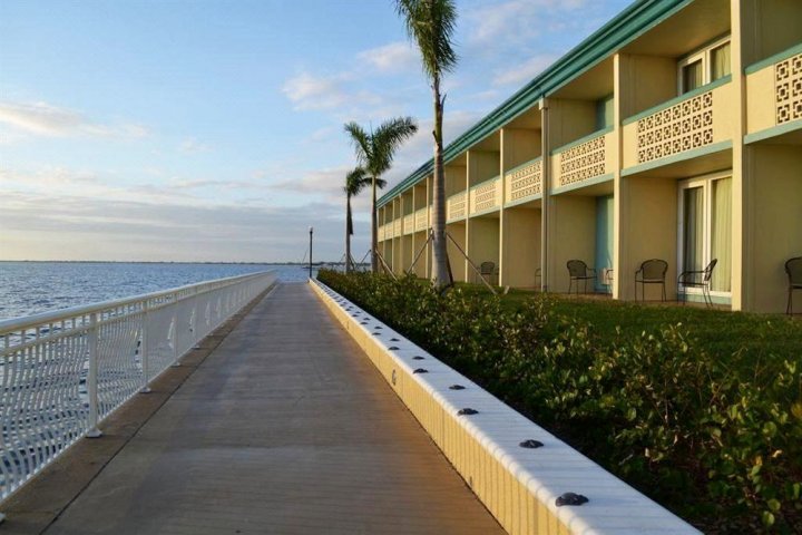 蓬塔戈尔达水蓝城套房酒店(Punta Gorda Waterfront Hotel and Suites)