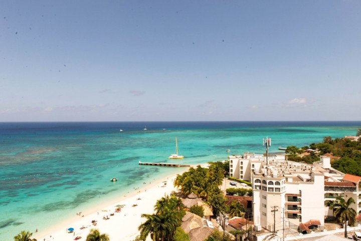 蒙特哥湾俱乐部贝沃齐海滩酒店(Baywatch Beach at Montego Bay Club)