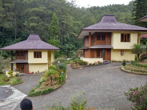 蓝巴海贾芝巴纳斯酒店(Lembah Hijau Cipanas Hotel)