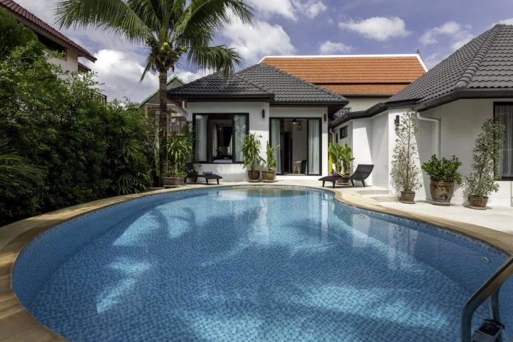 普吉岛卡马拉三卧室泳池别墅(Phuket Kamala Cozy Pool Villa)