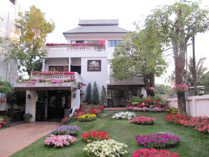拉查曼卡花屋酒店(Rachamankha Flora House)