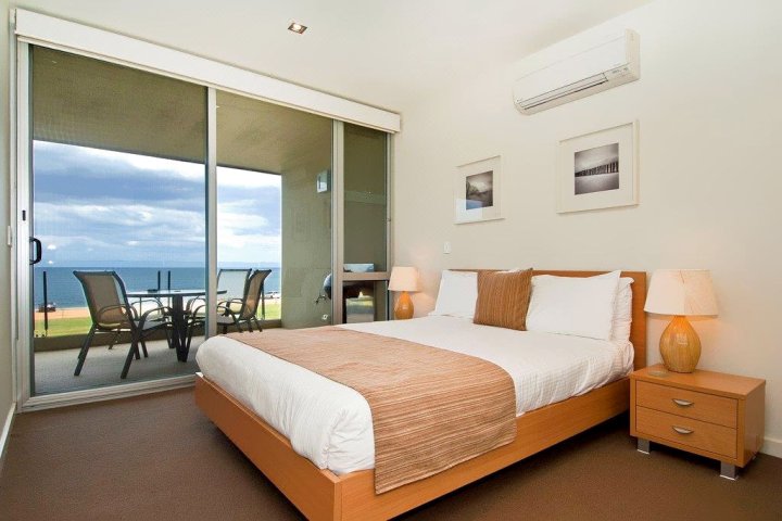 托基海景一卧室顶楼房(Beachfront Ocean View One Bedroom Penthouse Torquay)