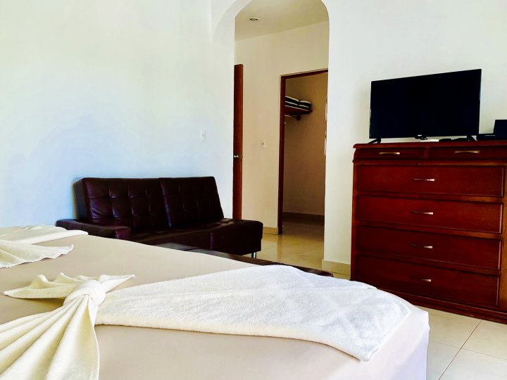 Deluxe Jacuzzi Balcony Room with Swimming Pool Air Conditioning and Parking