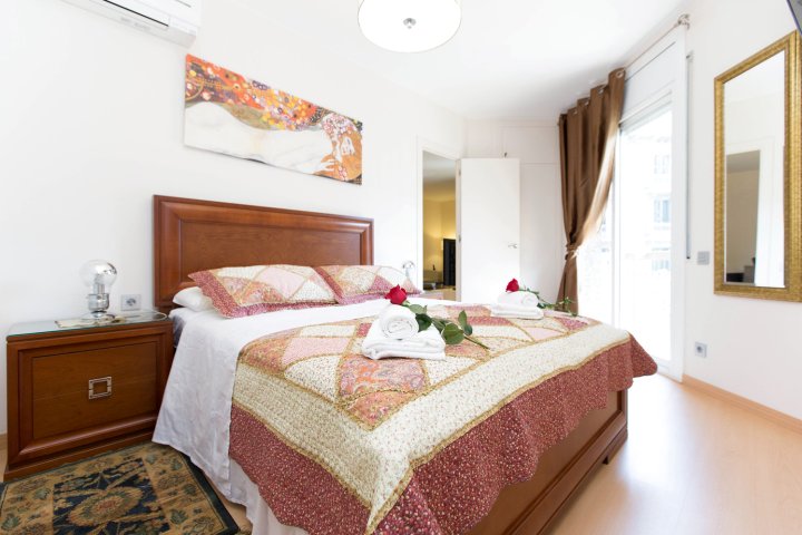 Golden Central Muntaner - 3 Bedroom Apartment