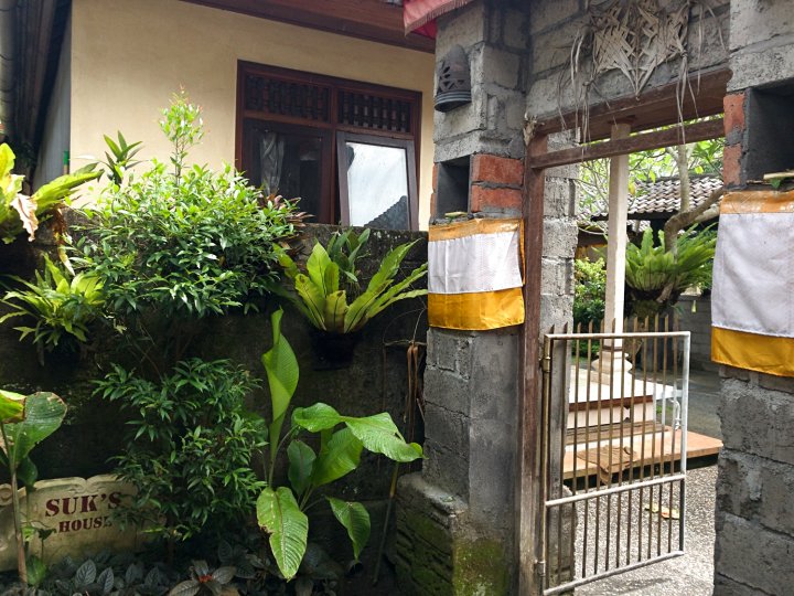 Suk's House-Live Locally in Family Compound Ubud