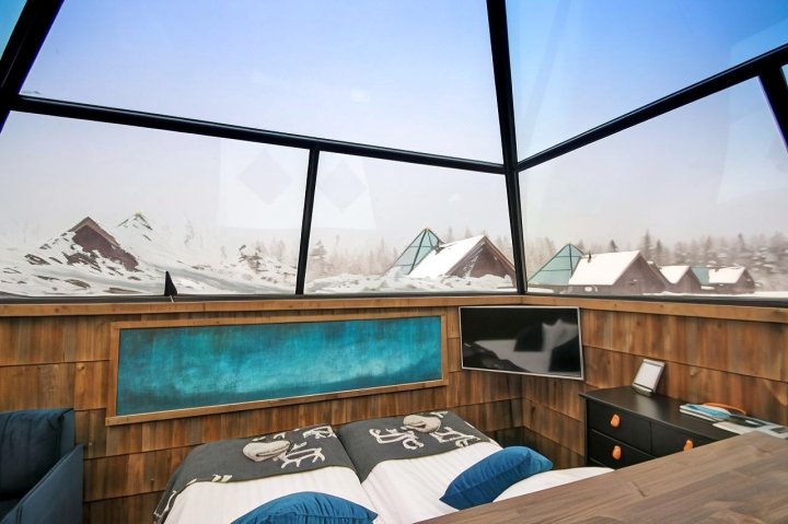 极光金字塔玻璃冰屋酒店(Aurora Pyramid Glass Igloos)