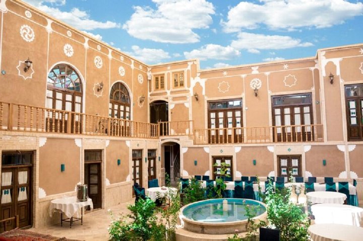 菲罗泽传统酒店(Firoozeh Traditional Hotel)
