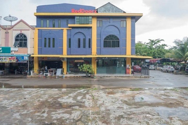 红多兹酒店-近巴淡岛法蒂玛恩邦RSUD(RedDoorz Near Rsud Embung Fatimah Batam)