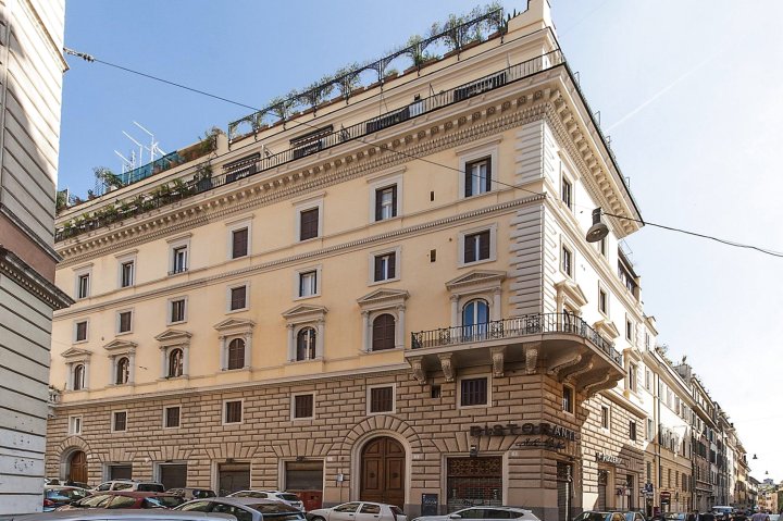 Monti in Roma with 2 Bedrooms and 1 Bathrooms