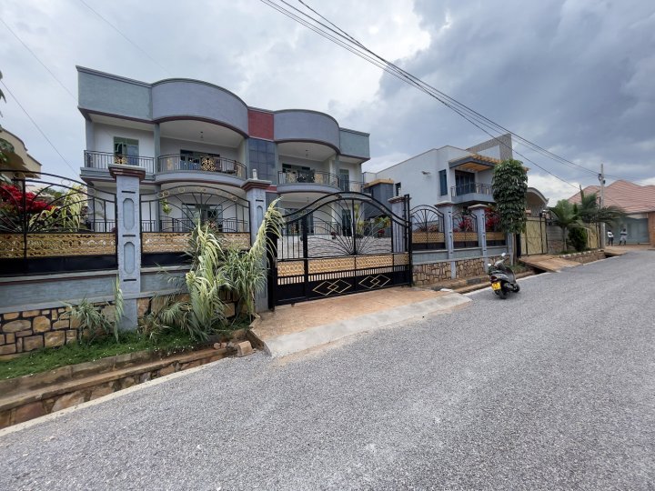 MyPlace Suites 2-Bed Apartment with private ensuite 2 bathrooms Kagarama, kigali