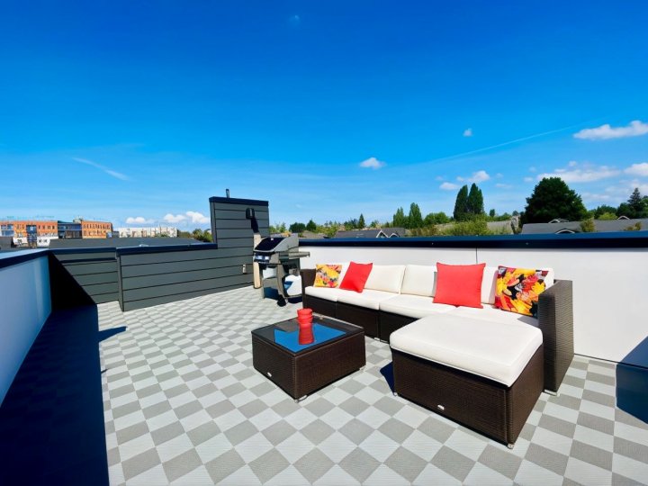 Modern Ballard Townhouse - 92 Walkscore & Rooftop!