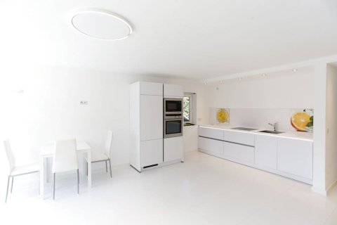 白色设计公寓酒店(The White Design Apartment)