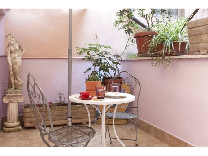 Ivy - Romantic in Rome Apartments