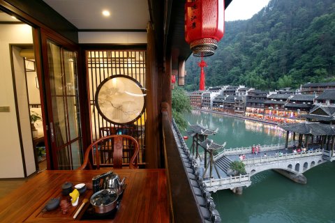 凤凰花迹江景民宿