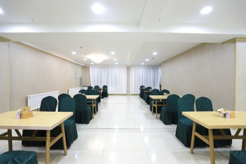 松原鑫宇龙佳酒店(第二高级中学火车站店)