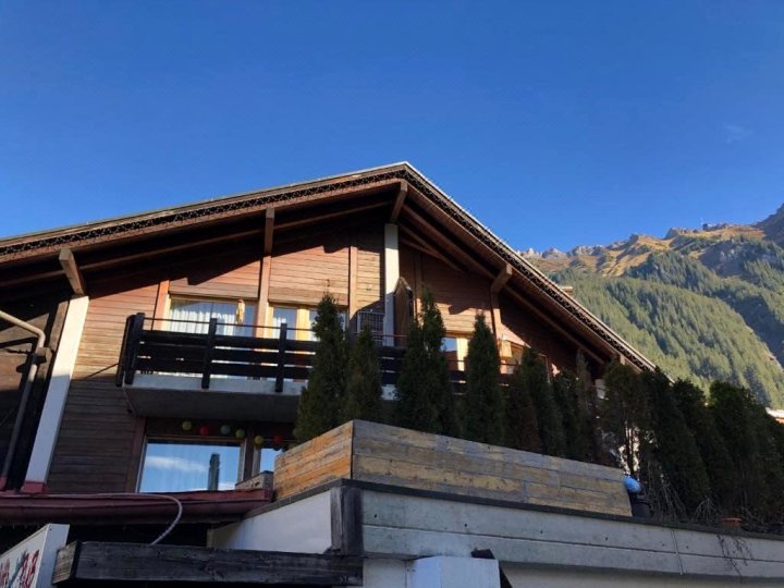Central Wengen Wonderland: Mezzanine Studio for 4(Central Wengen Wonderland: Mezzanine Studio for 4)