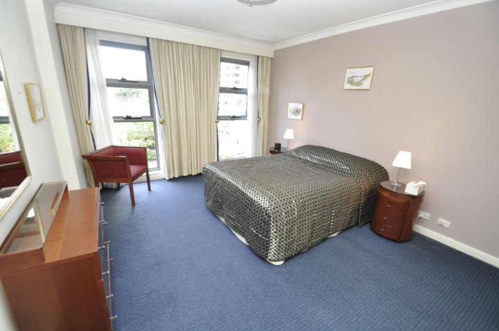 悉尼中央商务区现代化自助式两卧室公寓(303 ELZ)(Sydney CBD Modern Self-Contained Two-Bedroom Apartment (303 Elz))