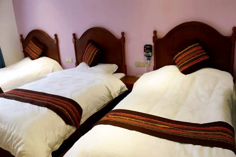 稻城亚丁向阳之地德沙民居