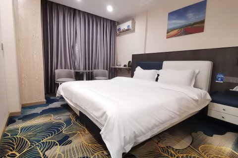 华顺智能酒店(化州市府广场店)