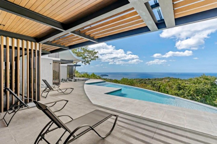 Stunning 4-Bd Home with Pool Dazzling Ocean Views