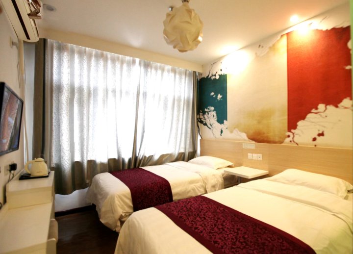 七彩丹霞彩山宾馆