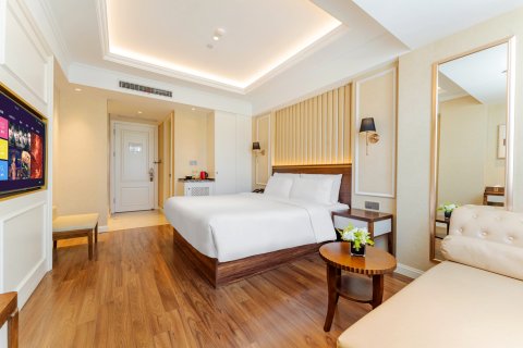 柏丽艾尚酒店(连云港盐河巷高铁站店)