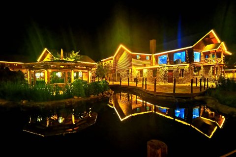 泽普金湖杨度假酒店