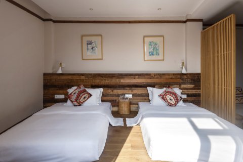 榕忆河畔小住(阳朔兴坪古镇20元人民币背景店)