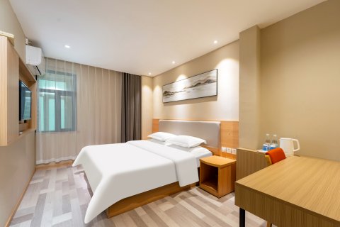 万好酒店(西宁火车站新千夜市店)